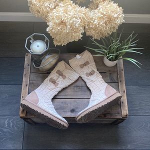 Brand new never worn Women’s UGG Kalla knit winter boot